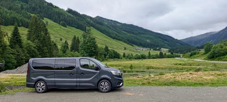 Minivan Renault Trafic nineseater